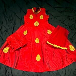 Gorgeous 3 piece outfit in kids chest size 36.